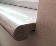 50076 Okenní parapet BÍLÝ PERLEŤOVÝ 1200x250 oblý-1