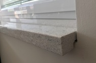 50079 Okenní parapet  BÍLÝ PERLEŤOVÝ1500x250 hranatý-1