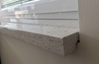 Okenní parapet ze žuly - BÍLÝ PERLEŤOVÝ 1500x250 hranatý